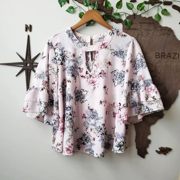 Gorgeous Bell Sleeve Floral Blouse 🌸 - Picture 1 of 8